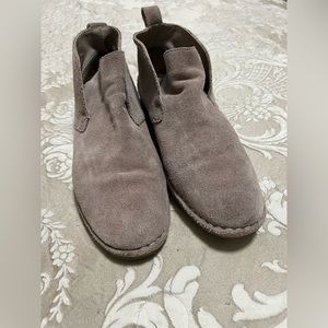 Gently used. Beige suede. No damages except normal wear at the bottom.